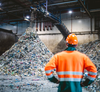 Trabajador en la planta de reciclaje de Nivelaciones Buti en Chiclana