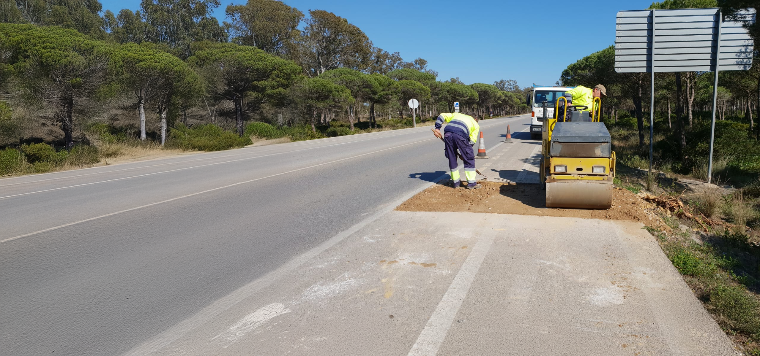 Dos trabajadores asfaltando en Chiclana