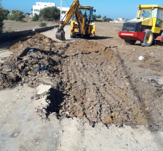 dos excavadoras preparando un terreno en Chiclana